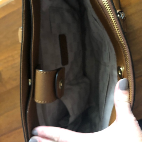 Michael Kors beige purse - Picture 5 of 10